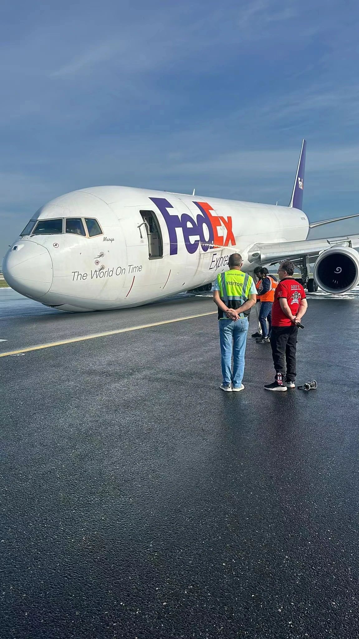 767货机着陆机头触地火花四溅! 2 767货机着陆机头触地火花四溅!