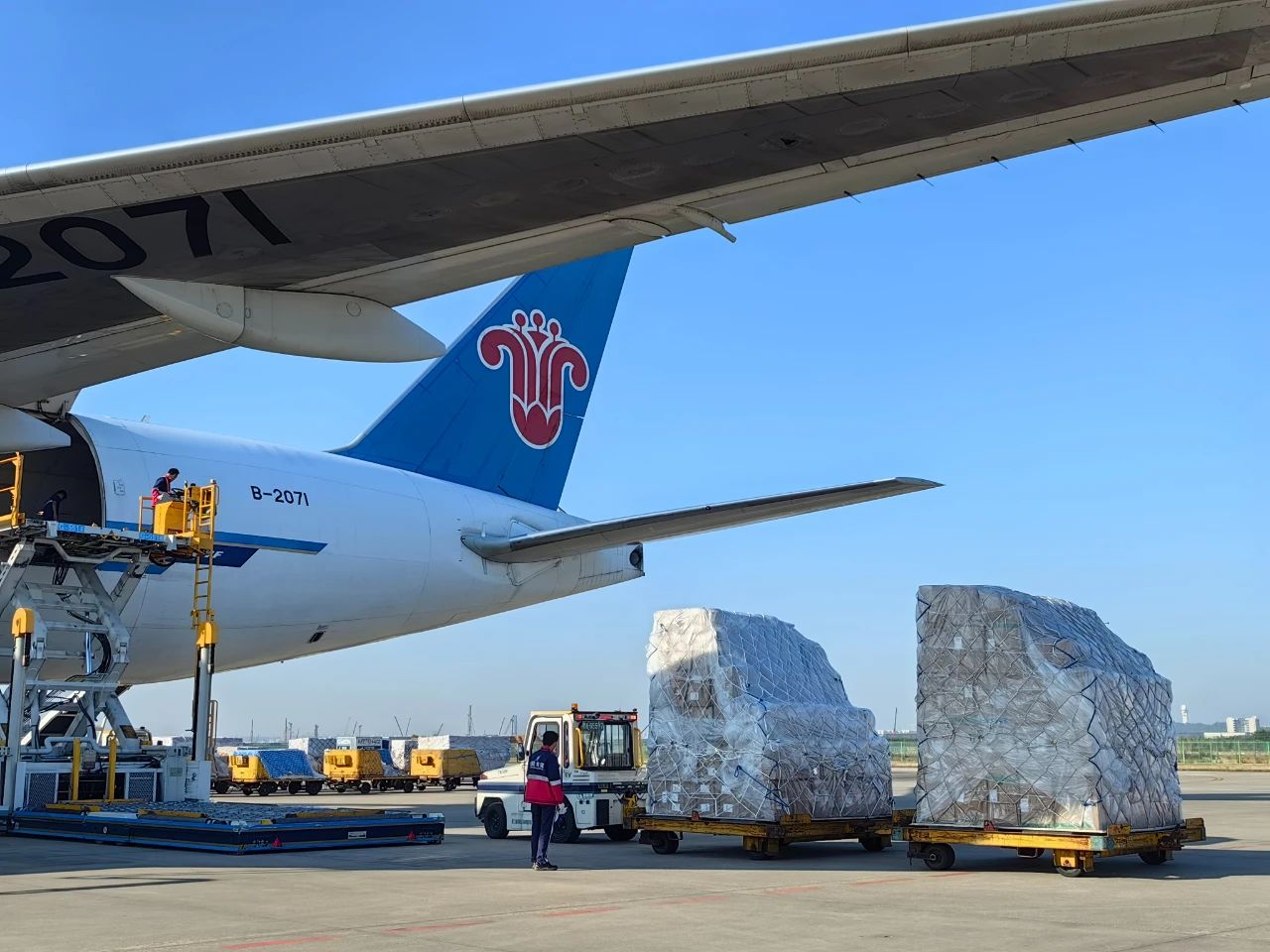 头部航企纷纷加码，航空物流产业加速回暖