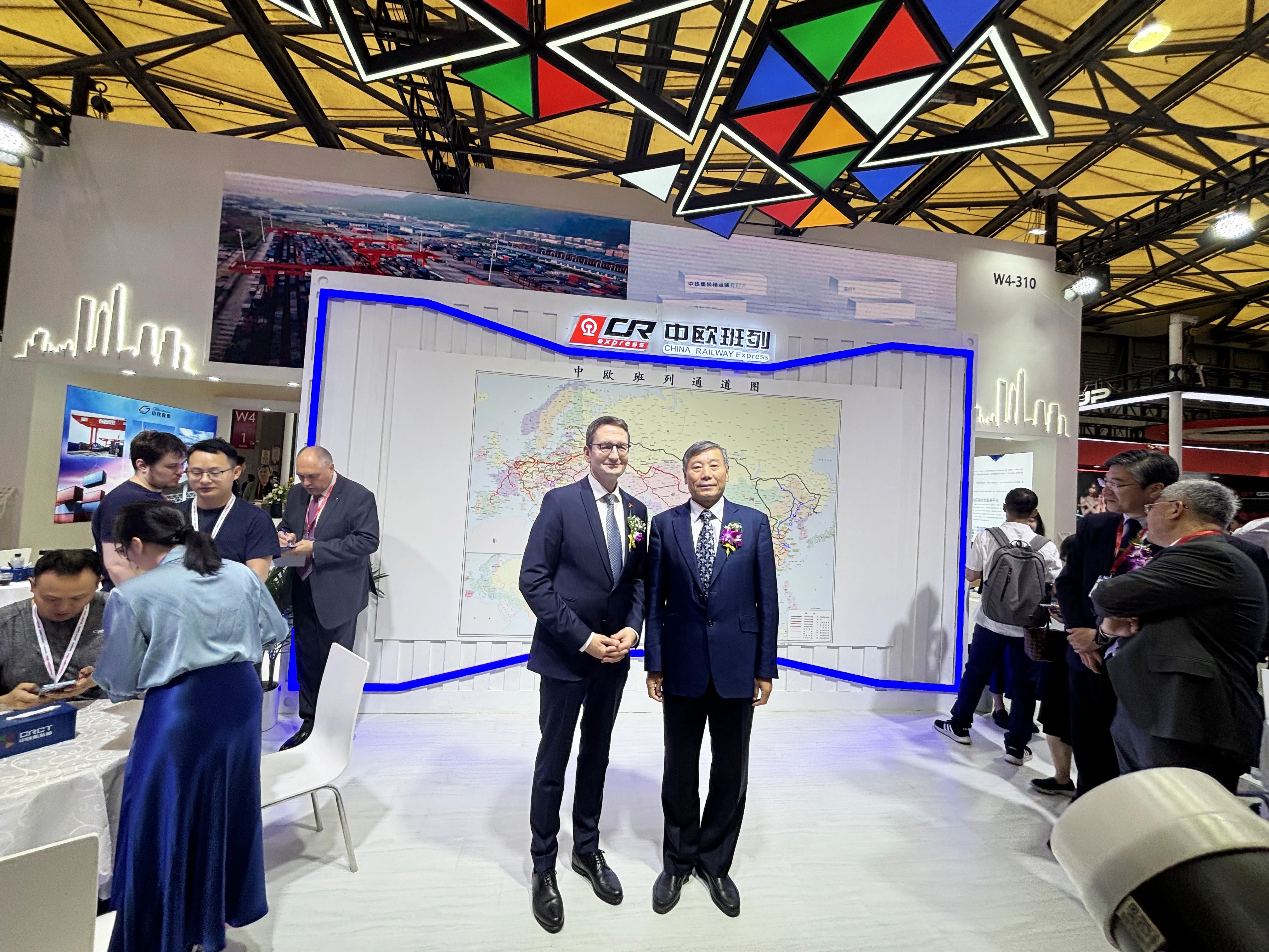 物流大展掀起沪上物流热潮!中国国际物流节携手亚洲物流双年展再破记录 14 物流大展掀起沪上物流热潮!中国国际物流节携手亚洲物流双年展再破记录