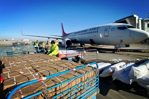 发力“空空中转” 推动航空货运一路领先 2 发力“空空中转” 推动航空货运一路领先