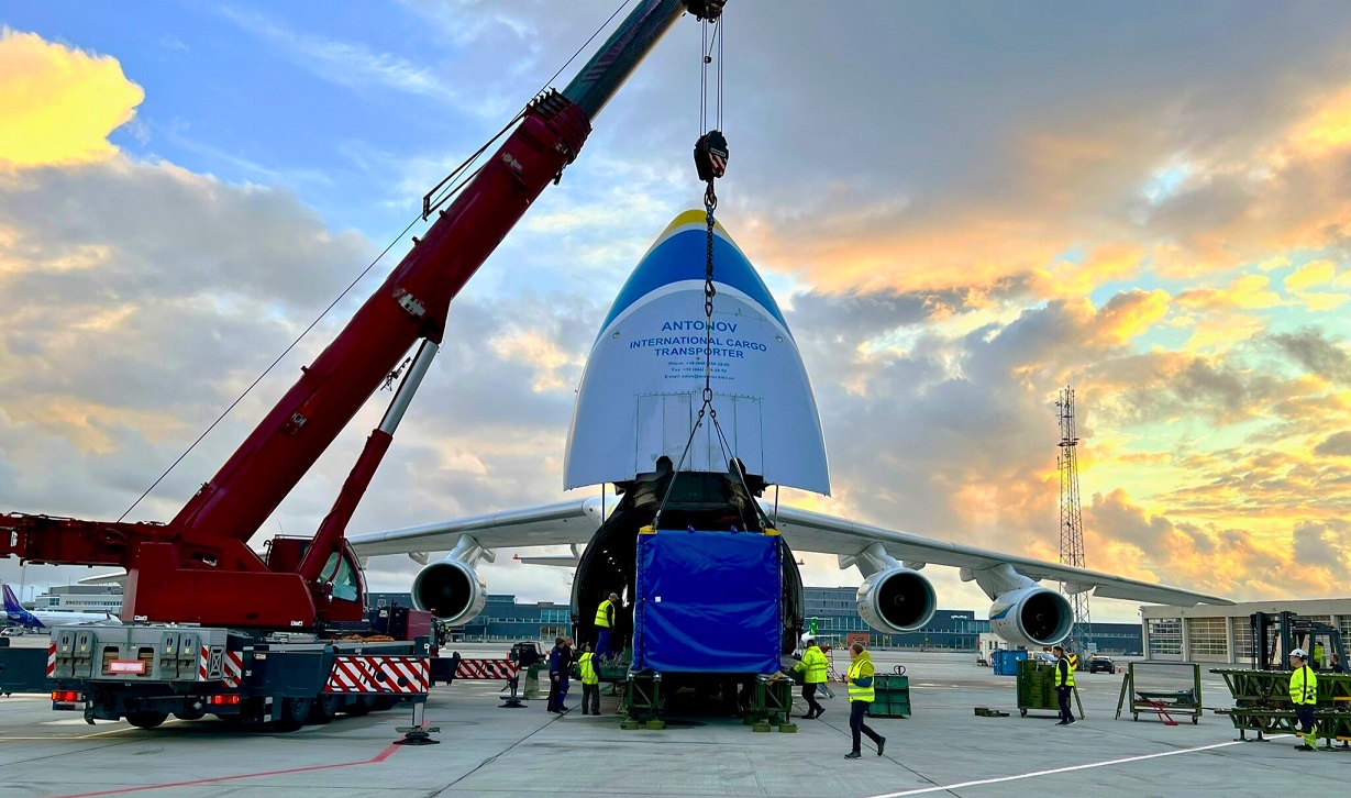 安东诺夫航空公司安-124将石油和天然气设备运往新加坡