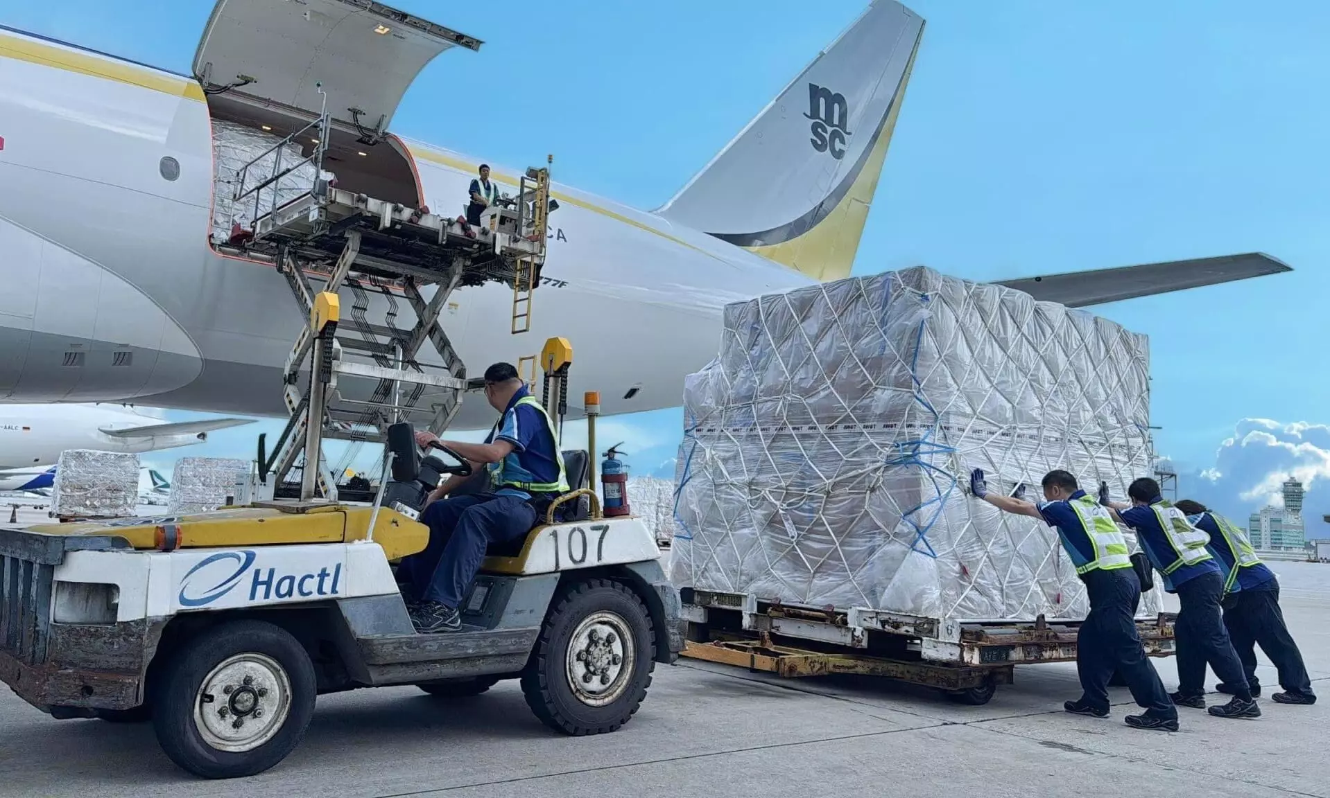 香港空运货物受台风拉加斯重创